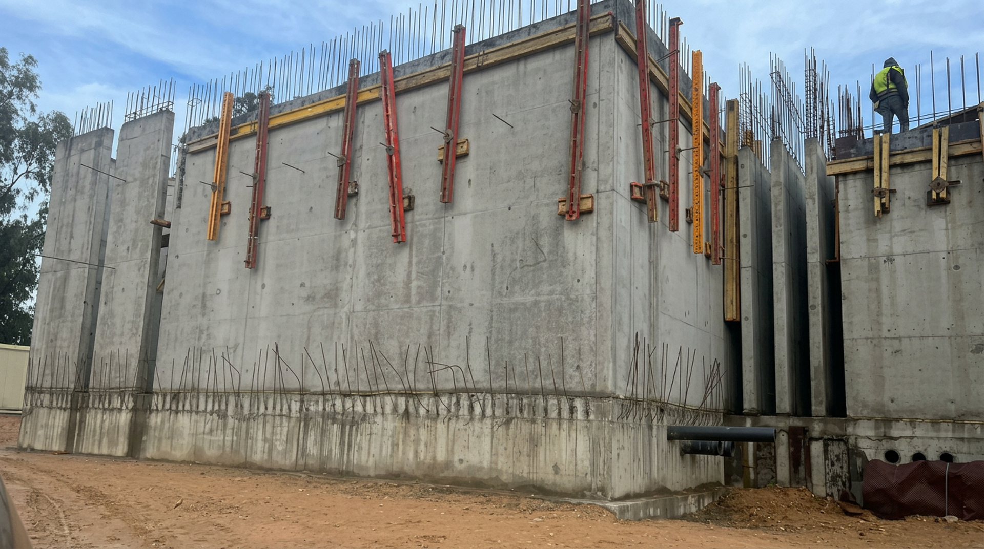 Monumental exposed concrete walls of Casablanca House during construction